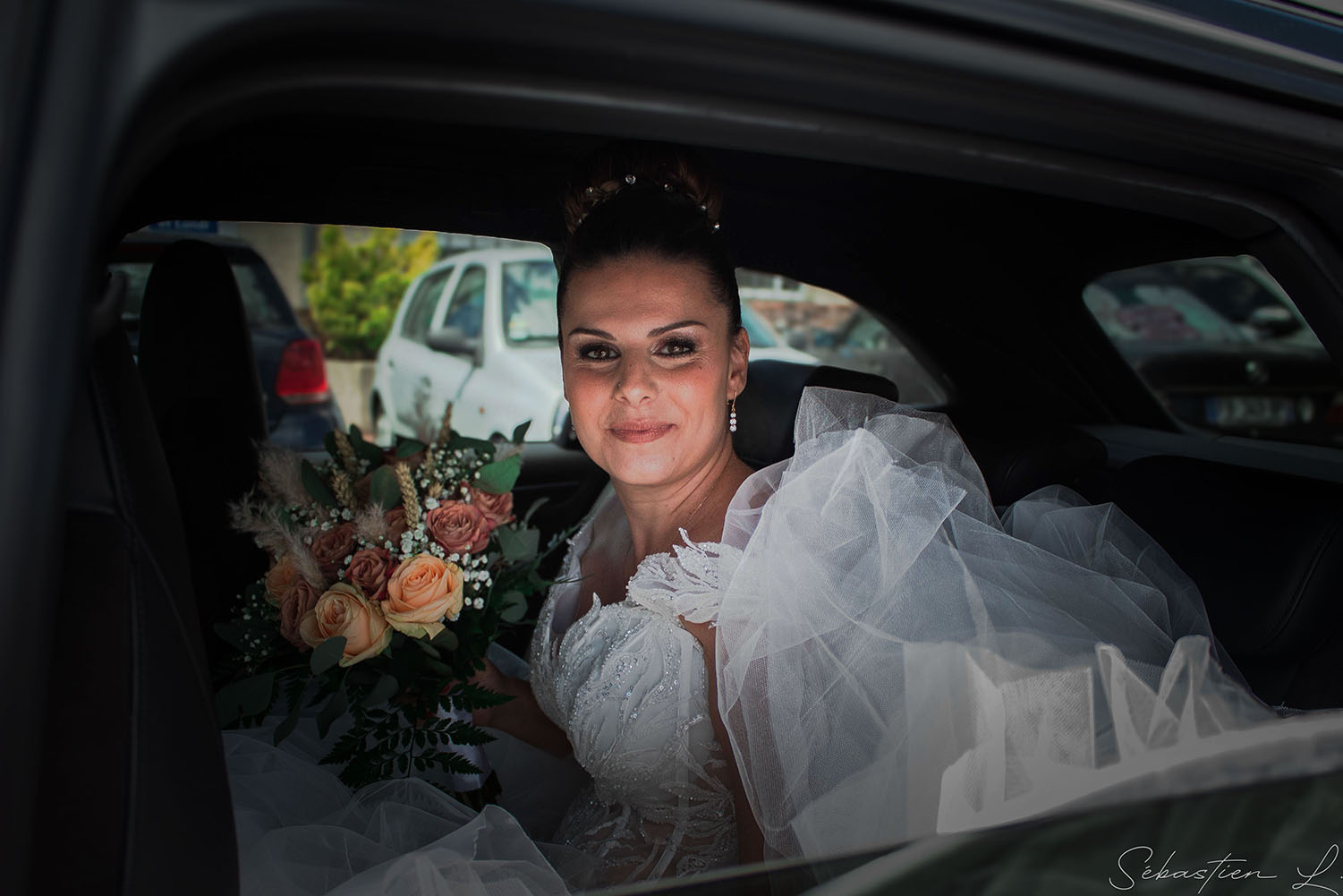 Mariée dans sa voiture de mariage